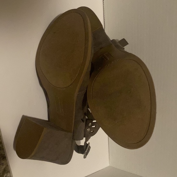 gray suede winter sandal size 11 block 3in heel - Picture 3 of 4